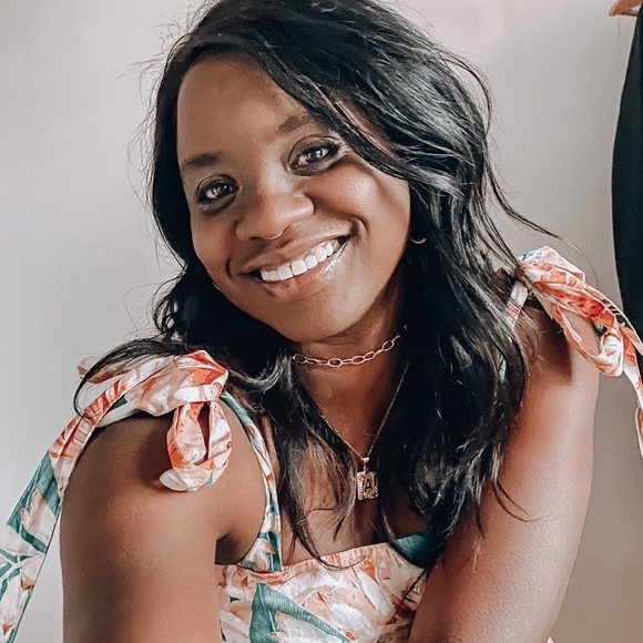 Hi, I’m Tania welcome to my closet. - Picture 2 of 5